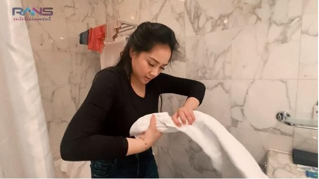 Usai mencuci, Nagita menjemur pakaian dalam di kamar mandi hotel yang ditempatinya.