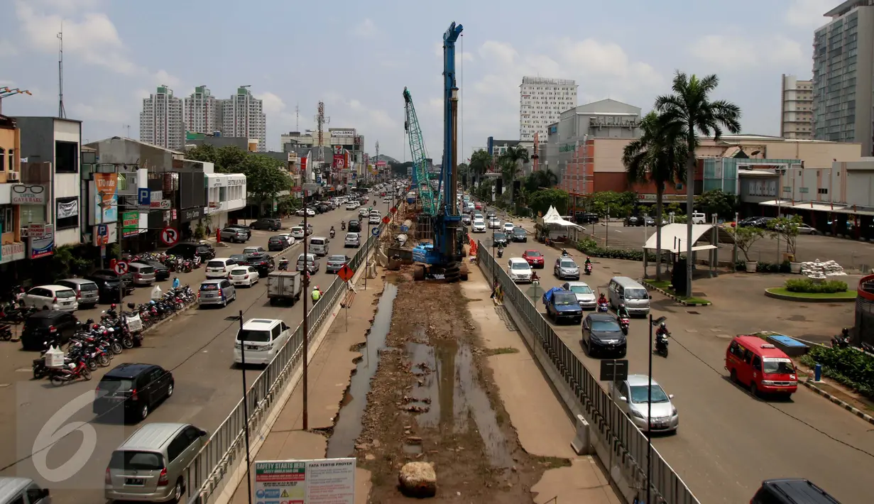 Sejumlah kendaraan melintas di sekitar proyek Light Rail Transit (LRT) di Jakarta, Jumat (24/2). Pemprov DKI Jakarta tetap optimistis LRT dapat beroperasi sebelum Asian Games 2018. (Liputan6.com/Gempur M Surya)