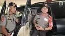 Kapolda Metro Jaya Irjen M Iriawan turun dari mobil setibanya Rumah Sakit Polri, Jakarta Timur, Kamis (25/5). Kedatangan Kapolda untuk menjenguk empat polisi yang menjadi korban bom Kampung Melayu. (Liputan6.com/Helmi Afandi)