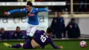 Pemain Napoli, Jose Maria Callejon(kiri), berebut bola dengan pemain Fiorentina, Davide Astori, dalam laga Serie A Italia di Stadion Artemio Franchi, Firenze, Selasa (1/3/2016) dini hari WIB. (AFP/Alberto Pizzoli)