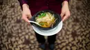 Sup ayam panas merupakan obat kuno untuk memerangi sakit tenggorokan. Semangkuk sup ayam panas dapat mengalahkan antibiotik. (AFP PHOTO/JOHANNES EISELE)