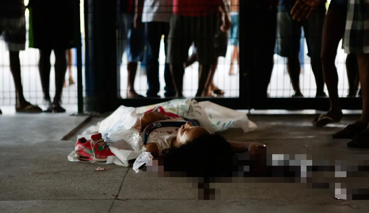 Seorang pelajar wanita tewas tertembak peluru nyasar saat polisi melakukan penangkapan terhadap pengedar narkoba di Pavuna, Rio de Janeiro, Brasil, Kamis (30/3). (AP Photo / Diego Herculano)