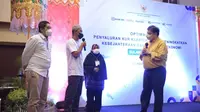 Pekerja  melakukan proses pembuatan oncom di Jakarta, Kamis (1/7/2021). Realisasi kredit usaha rakyat (KUR) hingga 18 Juni 2021 telah mencapai Rp 112,8 triliun. Angka tersebut setara dengan 44,58% dari target penyaluran KUR tahun ini sebesar Rp 253 triliun.(Liputan6.com/Angga Yuniar)