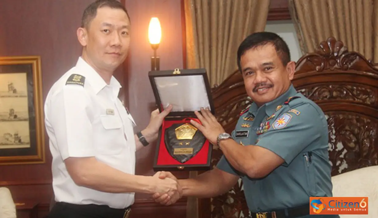 Citizen6, Jakarta: Pangkolinlamil Laksda TNI S.M. Darojatim menerima kunjungan Komandan Flotilla I AL Singapura, Colonel Giam Hock Koont di Gedung Laut Nusantara Mako Kolinlamil, Tanjung Priok, Jakarta, Rabu (3/10). (Pengirim: Kadispen Kolinlamil).