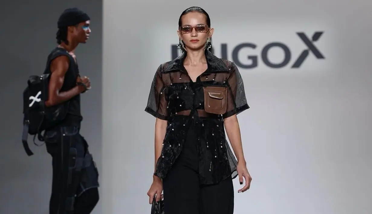 Sama halnya dengan Angga Yunanda, Enzy Storia juga terlihat lakukan catwalk dalam NYFW. Bahkan, melalui akun Instagram, dirinya juga begitu bersyukur mendapatkan kesempatan yang berharga ini. (Liputan6.com/IG/@enzystoria)