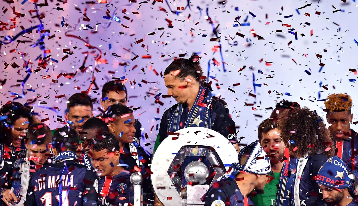 Zlatan Ibrahimovic dan para pemain Paris Saint-Germain terlihat menikmati perayaan titel juara liga prancis di Stadion Parc des Princes stadium, Paris,(14/5/2016).  (AFP/Franck Fife)