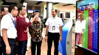 Presiden Jokowi melihat jadwal kereta bandara saat menghadiri peresmian Stasiun Bandara Soekarno-Hatta (2/1). (Liputan6.com/Pool/Biro Pers Kepresidenan)