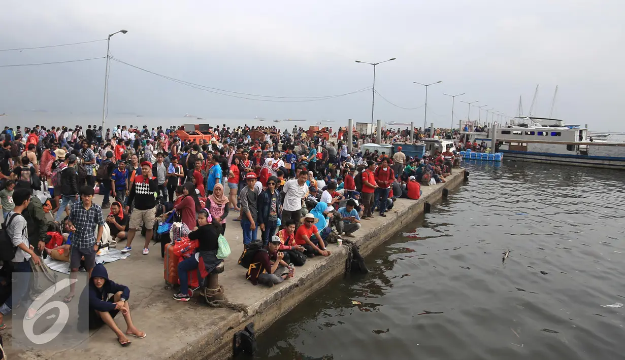 Warga yang akan berlibur tengah mengantri untuk menaiki kapal di Pelabuhan Kali Adem, Jakarta, Kamis (5/5). Ratusan masyarakat tersebut akan menikmati libur panjang di Kepulauan Seribu. (Liputan6.com/Angga Yuniar)