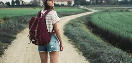 Menggabungkan gerakan berjalan dengan beban tambahan, rucking menawarkan cara sederhana untuk membuat rutinitas olahraga terasa lebih intens. (Foto/Dok: Pexels)