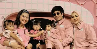 Felicya Angelista tampil mengenakan atasan crop top pink dipadukan celana hitamnya. Ia membawa kedua anaknya yang juga mengenakan baju pink. [@felicyangelista_]