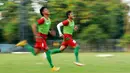 Timnas Indonesia U-23 kembali melakukan latihan di Lapangan Sutasoma Halim Perdanakusuma, Jakarta, Sabtu (23/5/2015). Tampak, bek timnas U-23, Hansamu Yama Pranata (kanan) beradu cepat berlari dengan Syaiful Indra Cahya. (Liputan6.com/Helmi Fithriansyah)