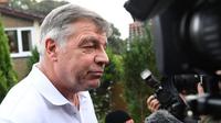 Sam Allardyce dipecat sebagai pelatih tim nasional Inggris pada Selasa (27/9/2016). (AFP/Paul Ellis)