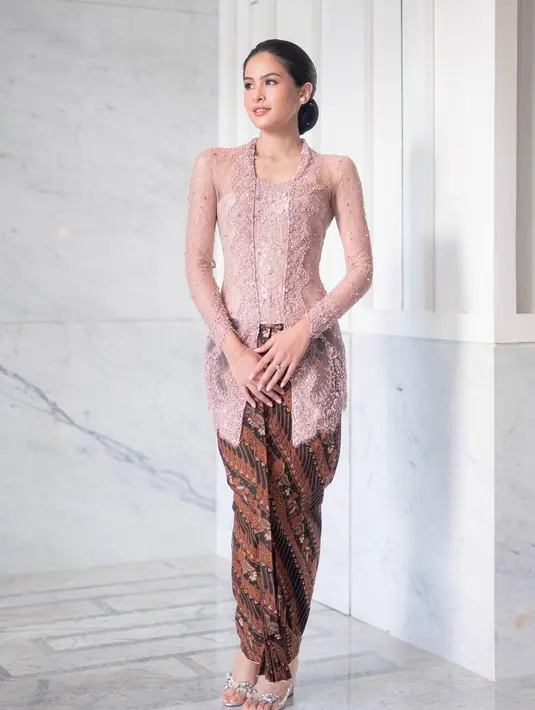 Lagi, cantiknya Maudy Ayunda dibalut kebaya pink. Kebaya ini juga memiliki siluet kutubaru yang klasik, dipadu padankan dengan kain batik cokelat yang serasi. [Foto: Instagram/maudyayunda]