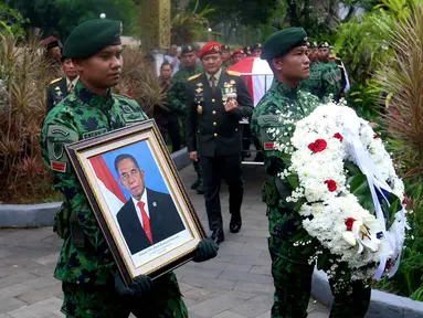 Personel Tentara Nasional Indonesia (TNI) membawa foto Jenderal TNI (Purn) Ryamizard Ryacudu saat iring-iringan jenazah jelang pemakaman di Taman Makam Pahlawan Nasional, Kalibata, Jakarta, Senin (1/6/2026). (Kapanlagi.com/Budy Santoso)