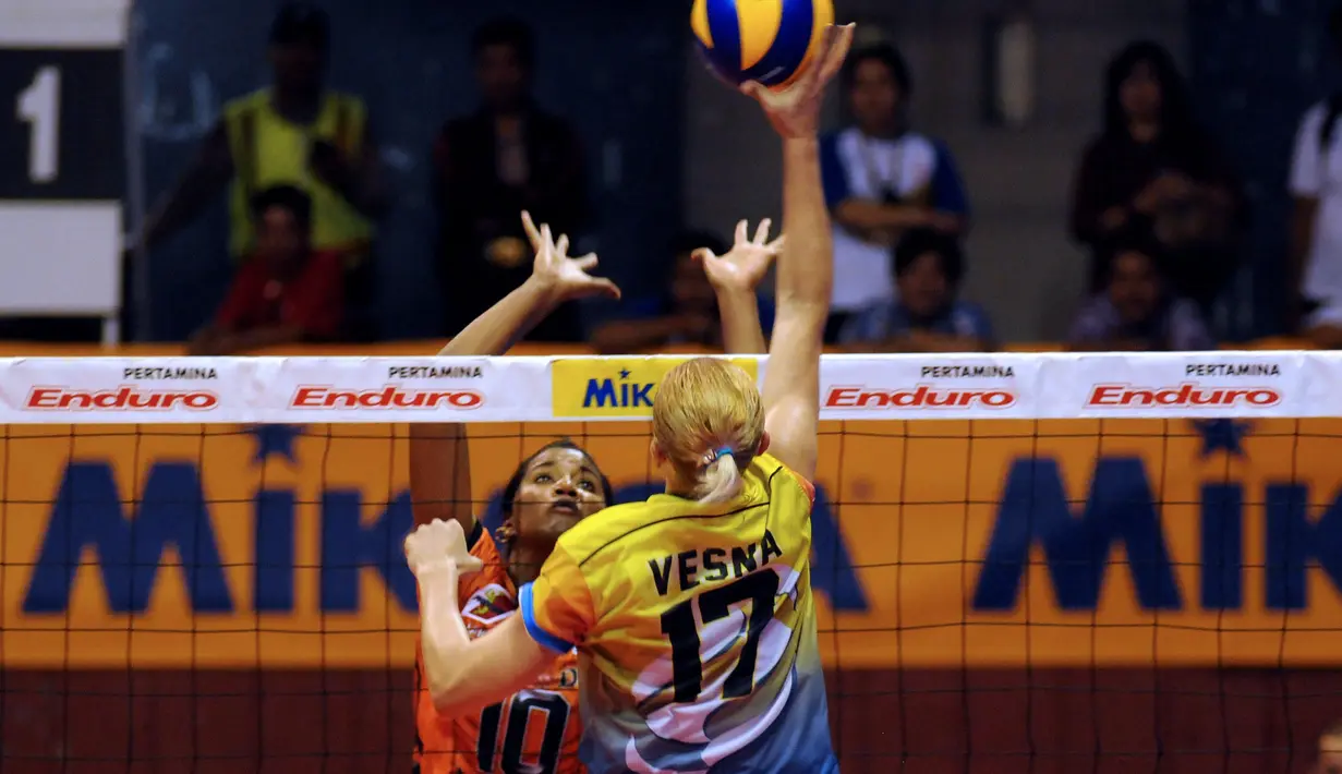 Pemain putri Jakarta Bank DKI, Dayesi Masso C (hadap lensa) mencoba  memblok smash  Vesina Durisic (PGN Popsivo) di putaran kedua pekan ketiga Pertamina Proliga 2015 di Hall A GBK Senayan, Jakarta, Jumat (20/3/2015). (Liputan6.com/Helmi Fithriansyah)
