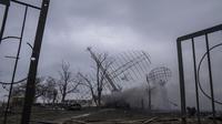 Asap mengepul dari pangkalan pertahanan udara setelah serangan Rusia di Mariupol, Ukraina, Kamis, 24 Februari 2022  akibat serangan Rusia. (AP/Evgeniy Maloletka)