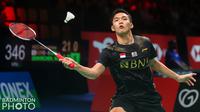 Kemenangan sempurna Indonesia dibuka oleh Jonatan Christie. Pemain yang kerap dijuluki Jojo tersebut, mampu menumbangkan wakil Aljazair, Youcef Sabri Medel dengan skor telak 21-8 dan 21-8 dalam waktu 23 menit. (Badmintonphoto/Yves Lacroix)