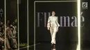 Model membawakan brand asal Amerika, Fllumae saat Jakarta Modest Fashion Week di Gandaria City, Jakarta, Minggu (29/7). (Liputan6.com/Herman Zakharia)