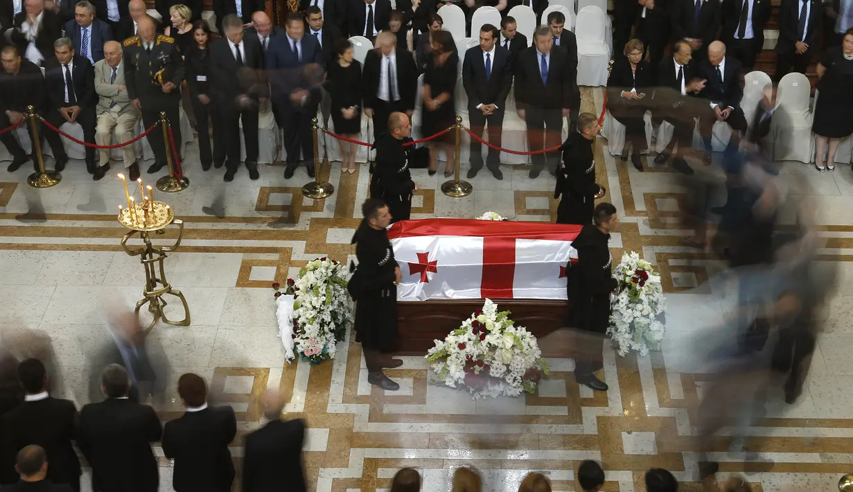 Georgia melangsungkan upacara pemakaman jenazah mantan Presiden Eduard Shevardnadze, Minggu (13/7/14). (REUTERS/David Mdzinarishvili)
