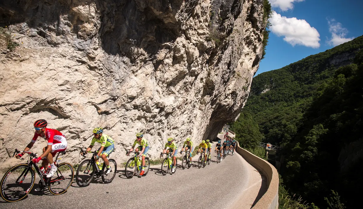 Para pebalap beraksi di Etape 2 (Cluses - Saint-Vulbas) lomba balap sepeda Dauphine Criterium, (6/6/2016). (AFP/Lionel Bonaventure)