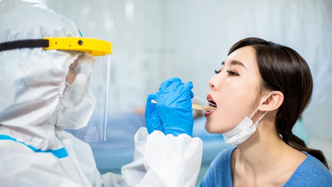 Ilustrasi Swab Test Covid-19 (ShutterStock/By aslysun)