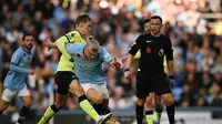 Striker Manchester City, Erling Haaland, mencoba melepaskan diri dari kawalan pemain Southampton, Flynn Downes, pada lanjutan Liga Inggris 2024/2025, Sabtu (26/10/2024) malam WIB. (Oli SCARFF / AFP)