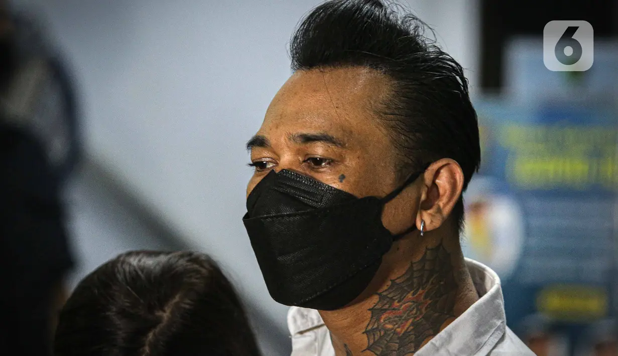 Musikus I Gede Ari Astina alias Jerinx memberikan keterangan usai disuntik vaksin covid-19 di Biddokkes Polda Metro Jakarta, Sabtu (15/8/2021). Jerinx akhirnya memutuskan untuk menerima suntikan vaksin Sinovac dosis pertama. (Liputan6.com/Faizal Fanani)