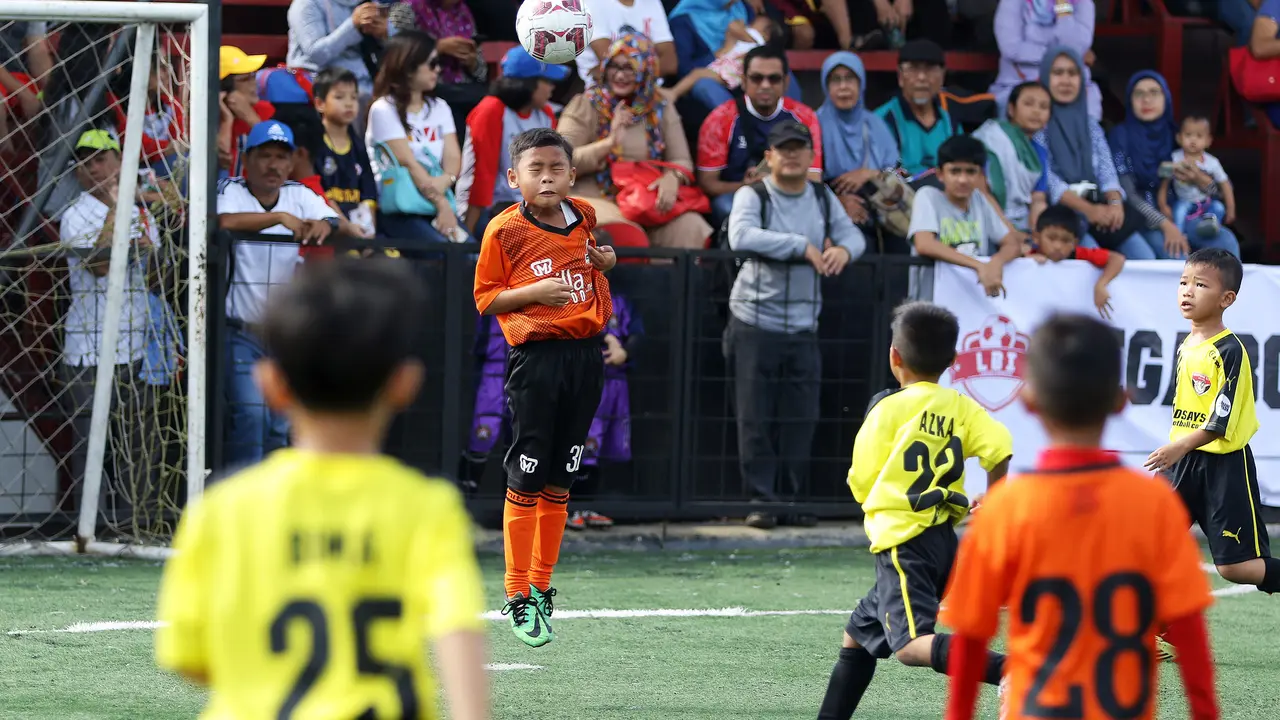 Antusias Pesepak Bola Cilik saat Beraksi di Liga Bola Indonesia