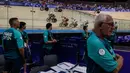 Sejumlah volunteer saat perlombaan balap sepeda putra selama Olimpiade Paris 2024 di Velodrome Nasional Saint-Quentin-en-Yvelines, Paris, Prancis pada 8 Agustus 2024. (AFP/Jeff Pachoud)