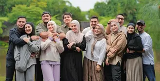 Irish Bella, Dhini Aminarti, Vebby Palwinta, Ryana Dea dan Fenita Arie baru-baru ini tengah liburan di alam.  Mereka pun tampil dengan outfit santai bersama suami mereka. [@ryana_dea]