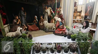 Petugas menata diorama kelahiran Yesus Kristus di Gereja Katedral, Jakarta, Rabu (23/12). Jelang perayaan Natal, Gereja Katedral mulai berhias dengan berbagai ornamen, salah satunya diorama kelahiran Yesus Kristus. (Liputan6.com/Immanuel Antonius)