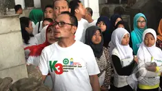 Menteri Hanif Dhakiri bersama anak yatim saat melihat koleksi patung - patung Museum Nasional, Jakarta, Minggu (1/3/2015). (Liputan6.com/Herman Zakharia)