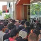Kerumunan warga Kota Bogor antusias mengikuti vaksinasi Covid-19 di gedung Puri Begawan, Kota Bogor, Selasa (27/7/2021). (Liputan6.com/Achmad Sudarno)