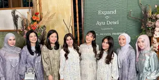 Syahnaz Sadiqah  tampil mengenakan long dress lengan panjang warna ungu dihiasi motif dipadukan kerudunh abu-abu polos. [@mrsayudewi]