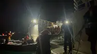 Proses evakuasi anak buah kapal KMP Mutiara Ferindo 2 yang mengalami kebakaran di Perairan Banten pada Kamis dini hari, (3/4). (Dok. Istimewa)