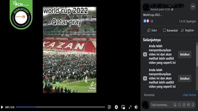 Gambar Tangkapan Layar Video yang Diklaim Sejumlah Orang Salat dalam Stadion saat Piala Dunia Qatar 2022 (sumber: Facebook).