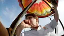 Peserta dari Parsippany, Mary Beth Young mengendarai balon udara panas yang terbang di atas Bandara Solberg saat Festival Balon QuickChek New Jersey di Kota Readington, New Jersey (28/7). (AP Photo/Julio Cortez)