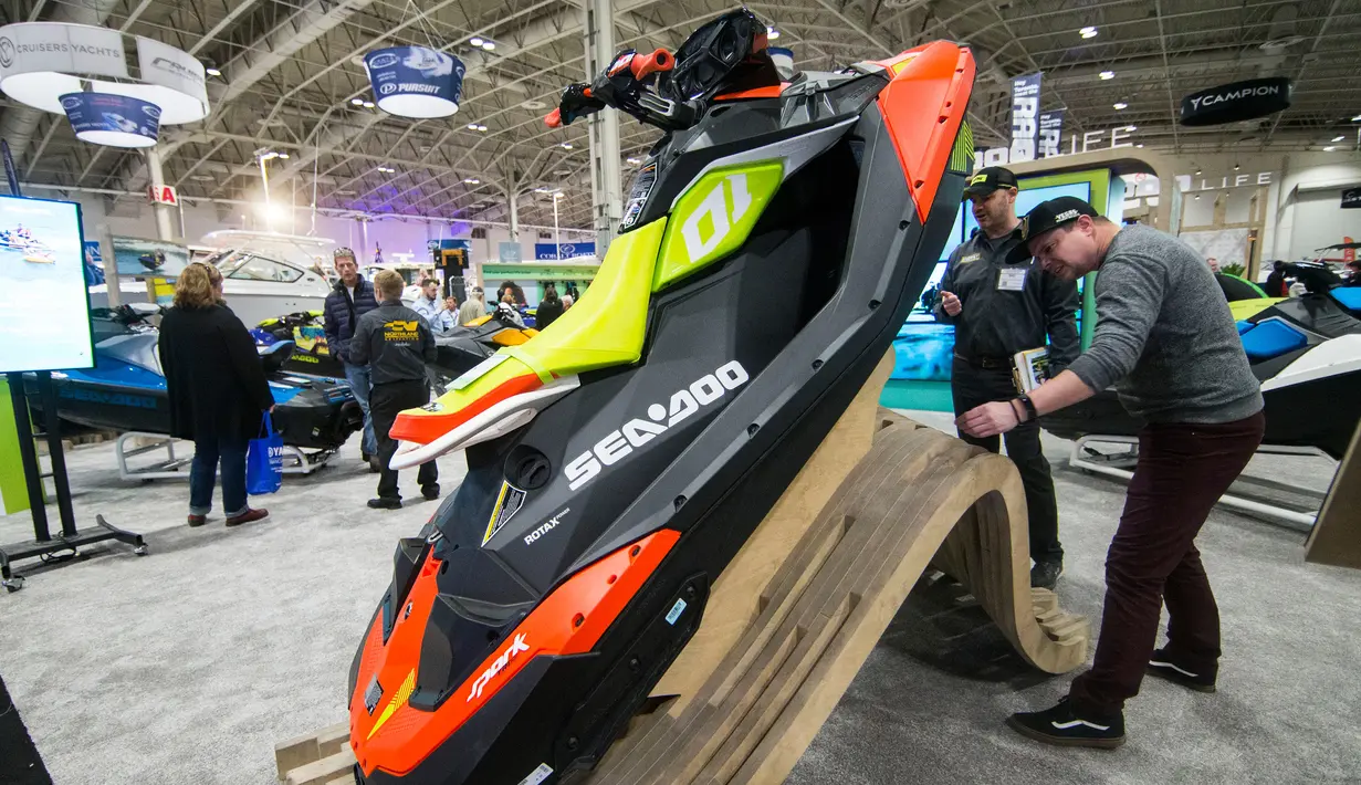 Pengunjung mengamati sebuah jet ski Sea-Doo Spark Trixx dalam Pameran Perahu Internasional Toronto 2020 di Toronto, Kanada, Jumat (17/1/2020). Pameran perahu dalam ruangan terbesar di Amerika Utara ini digelar di Toronto mulai 17 hingga 26 Januari 2020. (Xinhua/Zou Zheng)