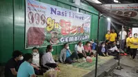 Potret Menpora Makan Lesehan di Pinggir Jalan Bareng Peraih Emas Paralimpiade