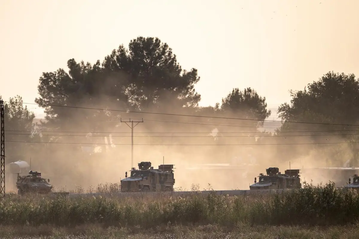 Kendaraan militer Turki melaju menuju perbatasan Suriah dekat Akcakale di Provinsi Sanliurfa, Turki, Rabu (9/10/2019).