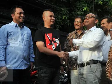 Ketua Tim Penjaringan Calon Gubernur (Cagub) DKI Jakarta dari Partai Gerindra Syarief berjabat tangan dengan Musisi Ahmad Dhani saat melakukan pertemuan di Kediaman Ahmad Dhani, Pondok Indah, Jakarta, Rabu (17/2). (Liputan6.com/Johan Tallo)