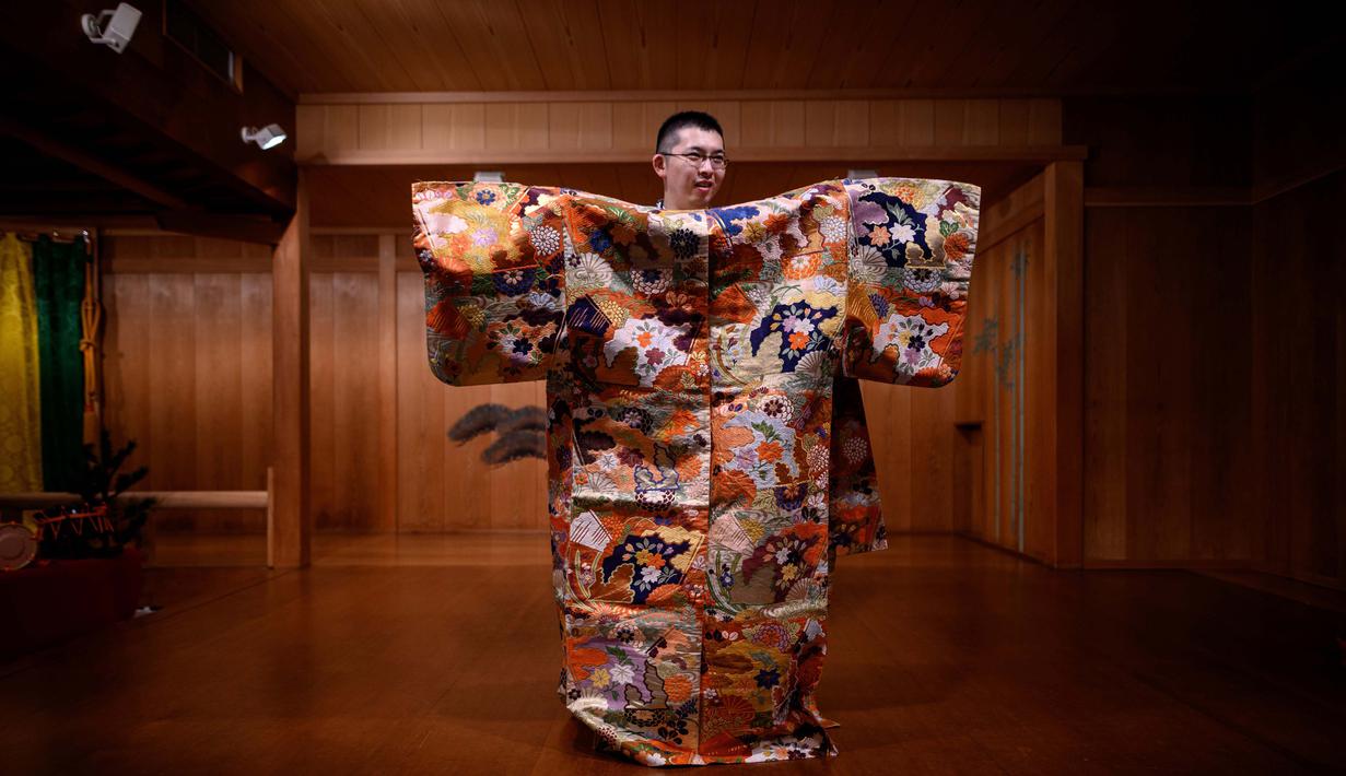 Kennosuke Nakamori berpose dengan kostum di Kamakura Noh Theatre, Kamakura, Prefektur Kanagawa, Jepang, 29 Juli 2020. Pandemi COVID-19 telah memengaruhi teater di seluruh dunia, termasuk drama yang diturunkan dari generasi ke generasi sejak abad ke-14 ini. (Philip FONG/AFP)
