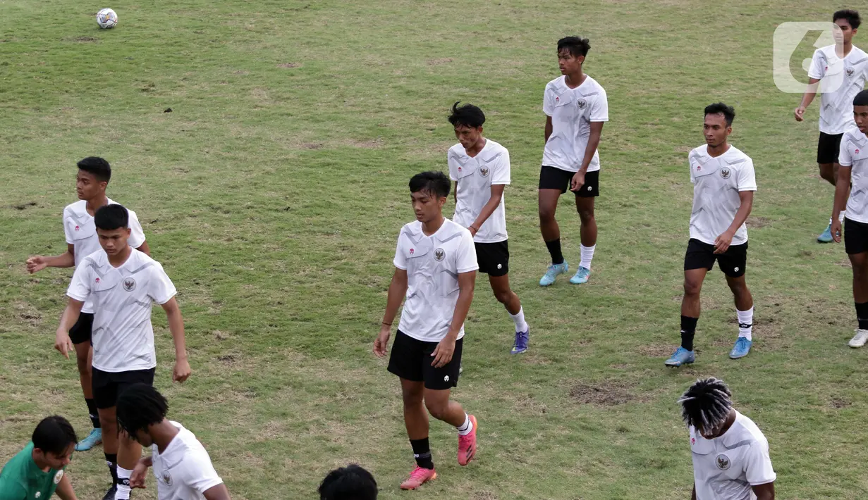 Pesepakbola Timnas U-19 Indonesia menggunakan kaos kaki yang berbeda saat latihan di Lapangan A Gelora Bung Karno, Jakarta, Selasa (30/8/2022). Pelatih Shin Tae-yong menjelaskan, penggunaan kaos kaki yang berbeda (putih untuk kaki kiri dan hitam untuk kaki kanan) dimaksudkan untuk memantau kekuatan dan kelemahan kaki pemain. (Liputan6.com/Helmi Fithriansyah)