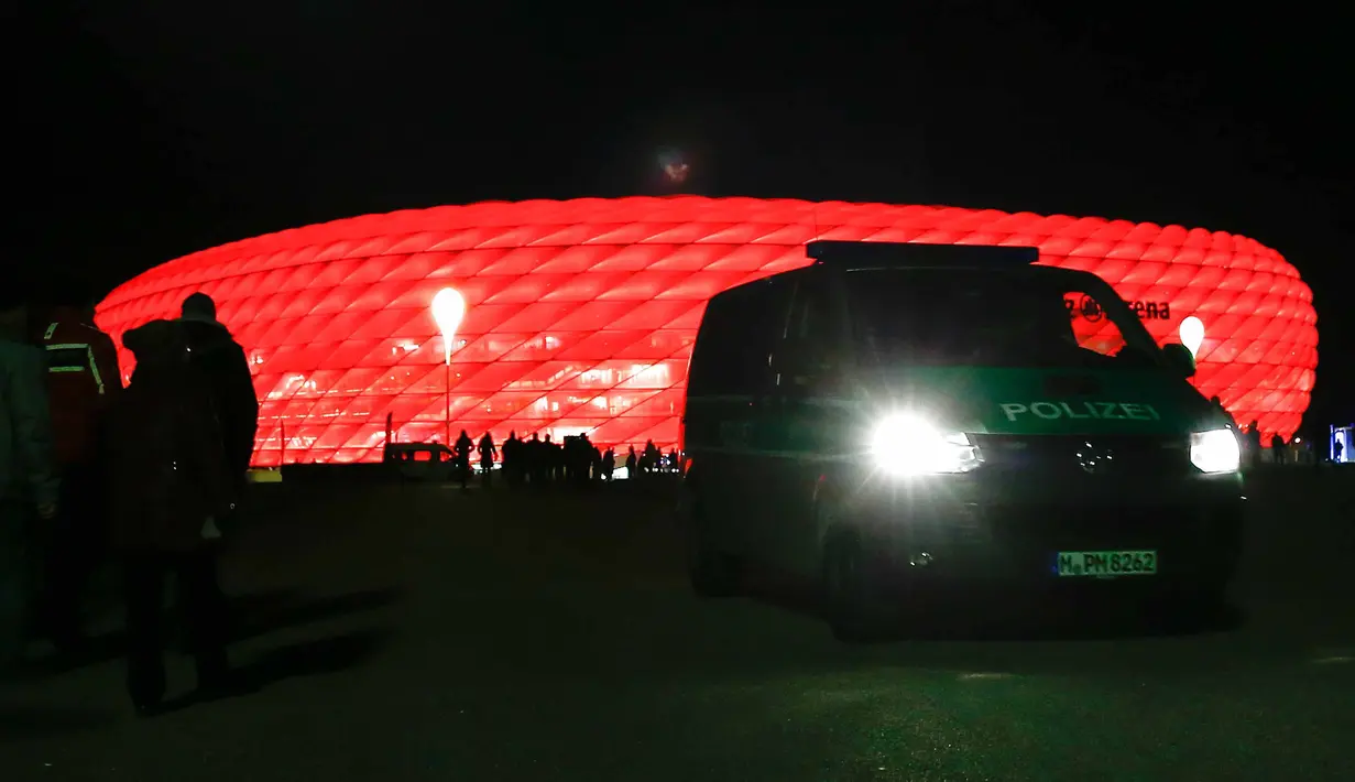 Polisi berjaga diluar Stadion saat laga lanjutan Liga Champions Gurp F di Stadon Allianz Arena, Munich, Jerman, Rabu ( 25/11/2015) dini hari WIB. (REUTERS/Michael Dalder).