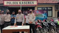 Pelaku Curanmor Di Wisata Ziarah Banten Lama, Di Tangkap Polisi. (Senin, 02/11/2020). (Yandhi Deslatama/Liputan6.com)