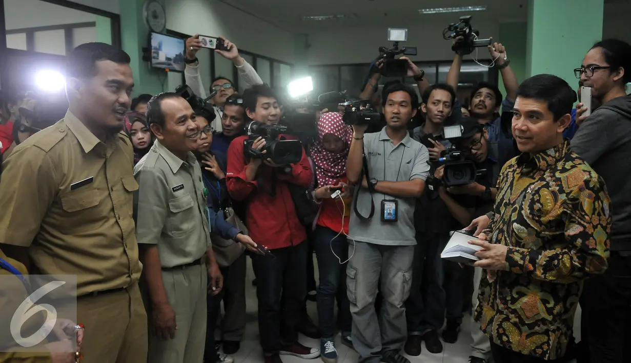 MenPANRB Yuddy Chrisnandi berbincang dengan sejumlah PNS saat melakukan sidak di Pertanahan Jakarta Timur, Senin (11/7). Menpan RB juga melakukan sidak ke tempat-tempat pelayanan publik. (Liputan6.com/Johan Tallo)