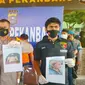 Kapolresta Pekanbaru Kombes Nandang memperlihatkan foto korban penyiraman air keras. (Liputan6.com/M Syukur)