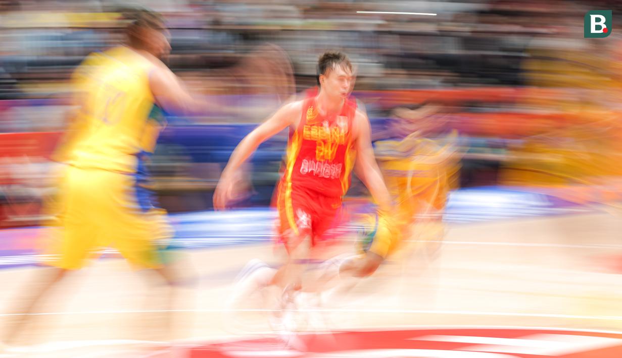 Pebasket Spanyol, Juan Nunez melakukan dribbling saat laga kedua Grup G Piala Dunia FIBA 2023 melawan Brasil di Indonesia Arena, Senayan, Jakarta, Senin (28/08/2023). Spanyol menang atas Brasil dengan skor 96-78. (Bola.com/Bagaskara Lazuardi)