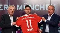 Gelandang baru Bayern Munchen, James Rodriguez foto bersama dengan direktur Karl-Heinz Rummenigge dan pelatih Bayern Munchen Carlo Ancelotti saat konferensi pers di Munchen, (12/7). (AFP Photo/Christof Stache)