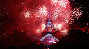 Kembang api menerangi langit di Menara Eiffel saat perayaan tradisional Hari Bastille di Paris, Prancis (14/7). Peringatan ini menandai penyerbuan penjara Bastille pada 14 Juli 1789, yang memicu revolusi Prancis. (REUTERS/Pascal Rossignol)